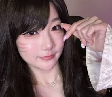 The former LPL female commentator transforms into a super seductive Ahri that no one can take their eyes off