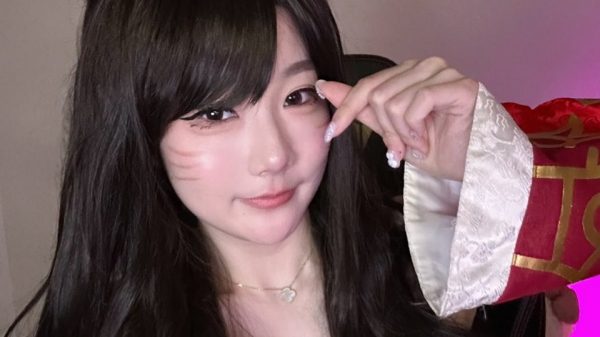 The former LPL female commentator transforms into a super seductive Ahri that no one can take their eyes off