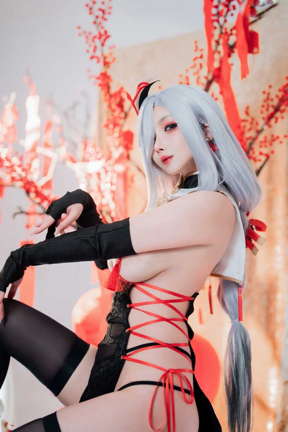 Shenhe Cosplay photo set in Genshin Impact with her contortion performance makes fans fascinated