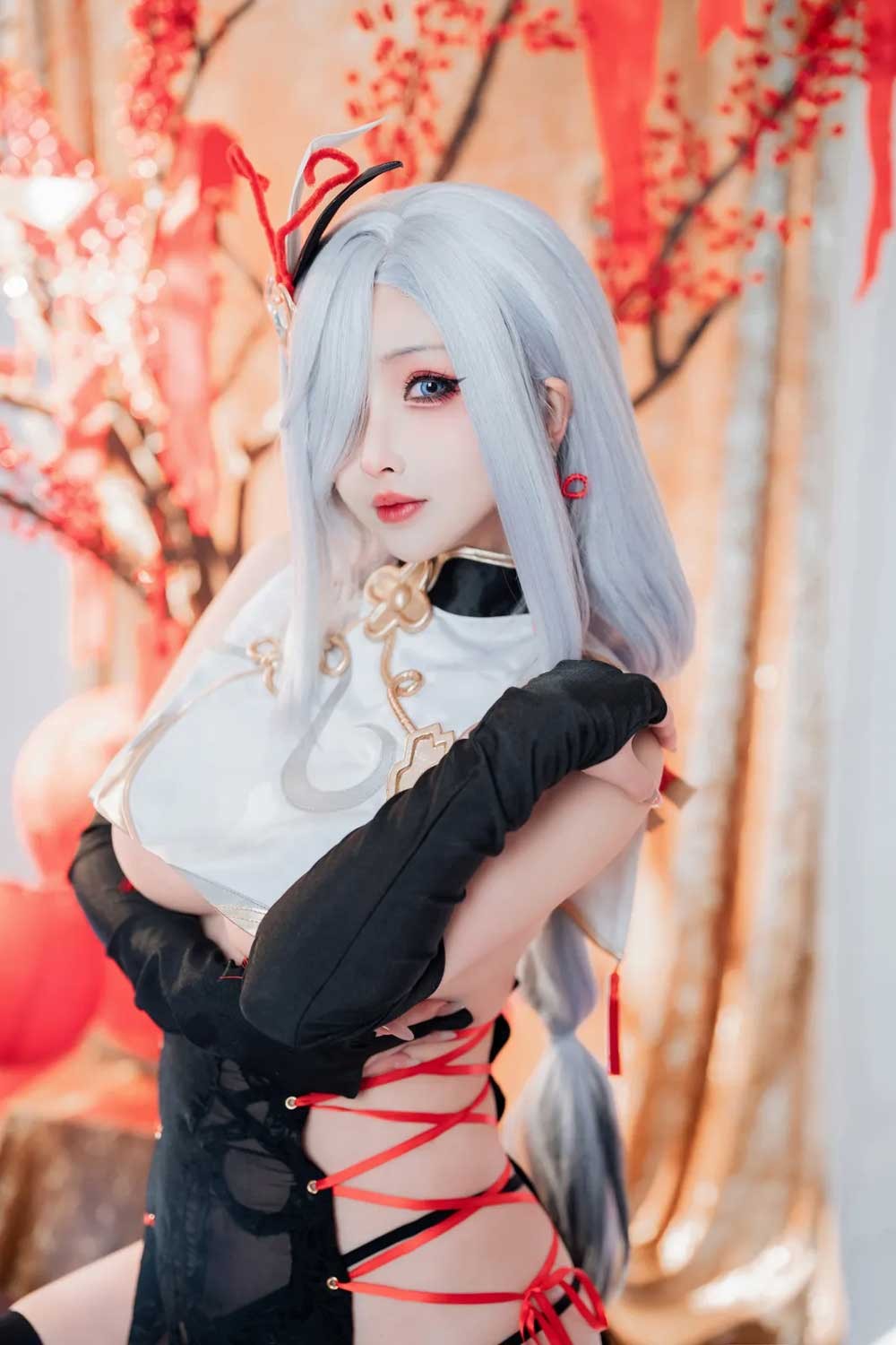 Cosplay photos of Shenhe in Genshin Impact with her contortion performance captivating fans