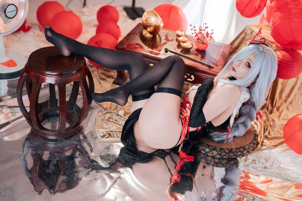 Cosplay photos of Shenhe in Genshin Impact with her contortion performance captivating fans