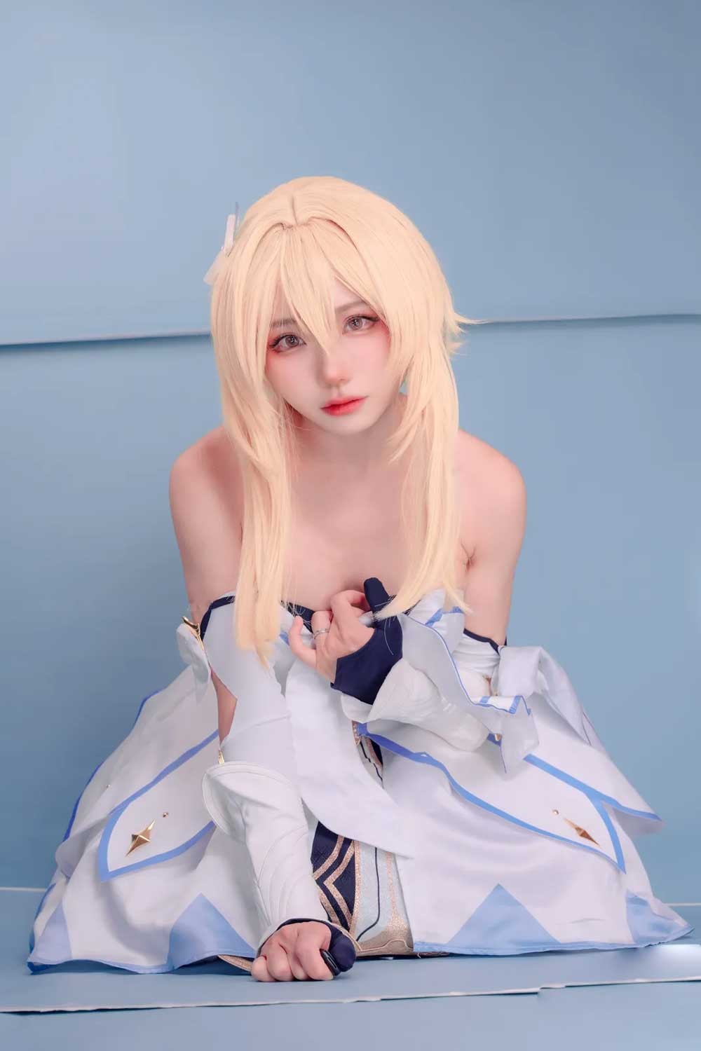 Lumine Cosplay photo set in Genshin Impact full of innocence in pure white outfit