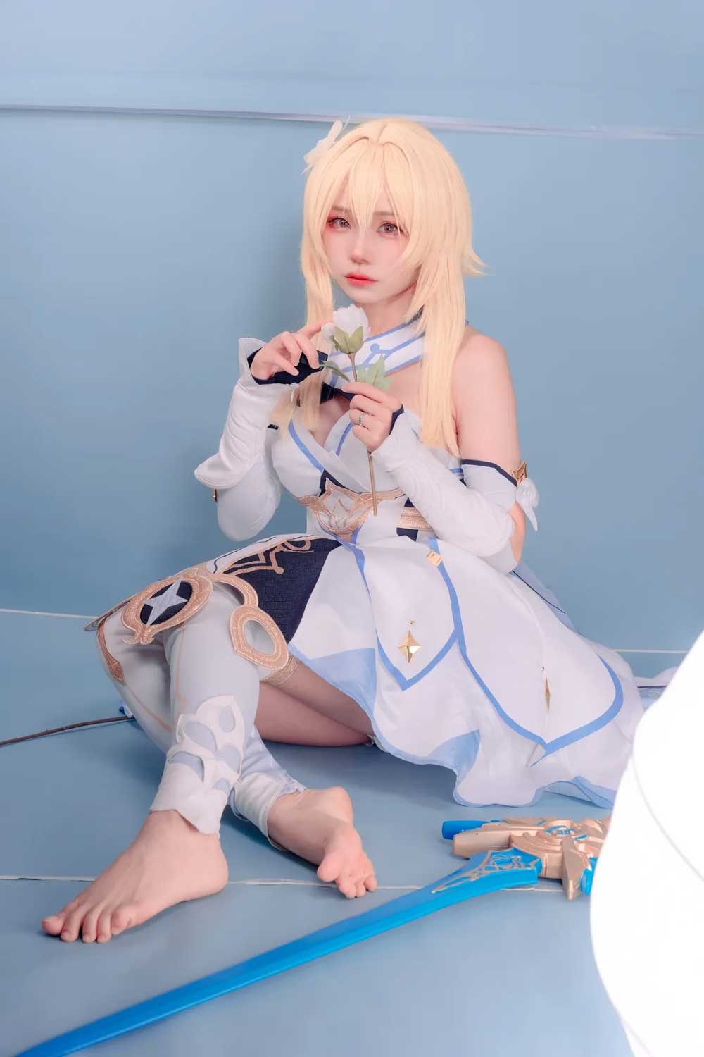 Lumine Cosplay photo set in Genshin Impact full of innocence in pure white outfit