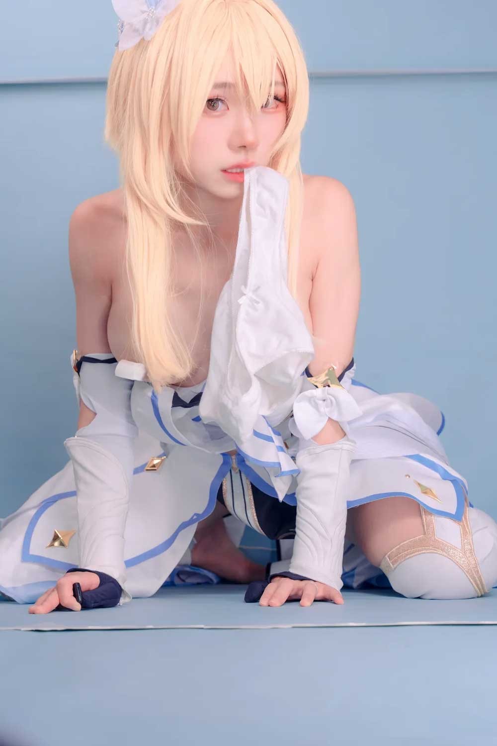 Lumine Cosplay photo set in Genshin Impact full of innocence in pure white outfit