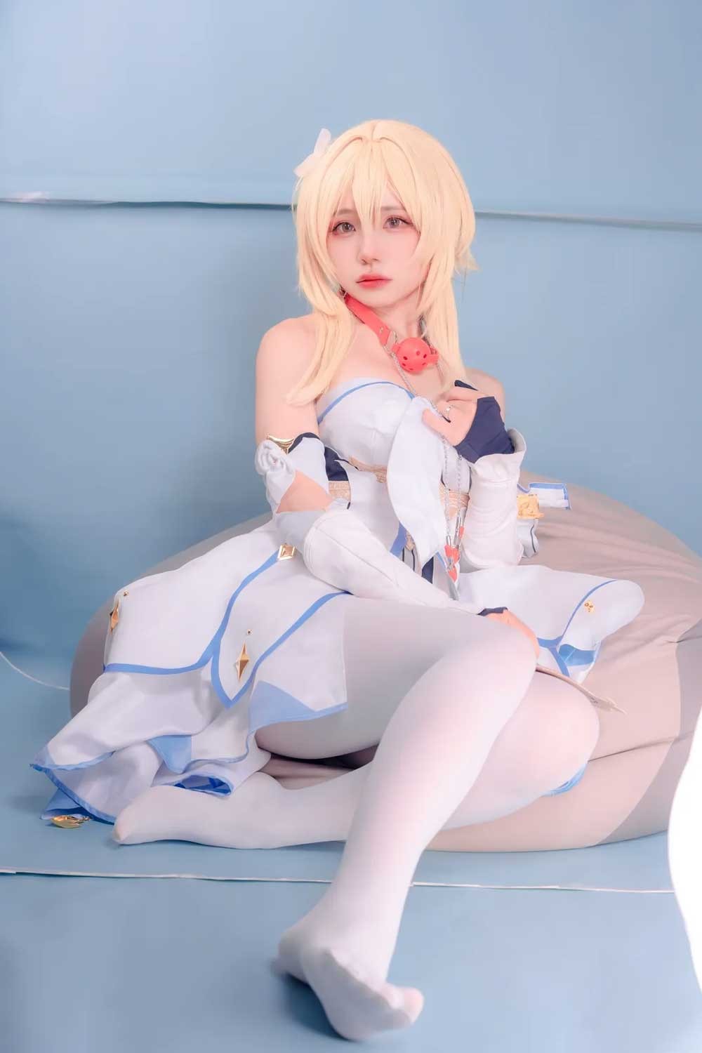 Lumine Cosplay photo set in Genshin Impact full of innocence in pure white outfit