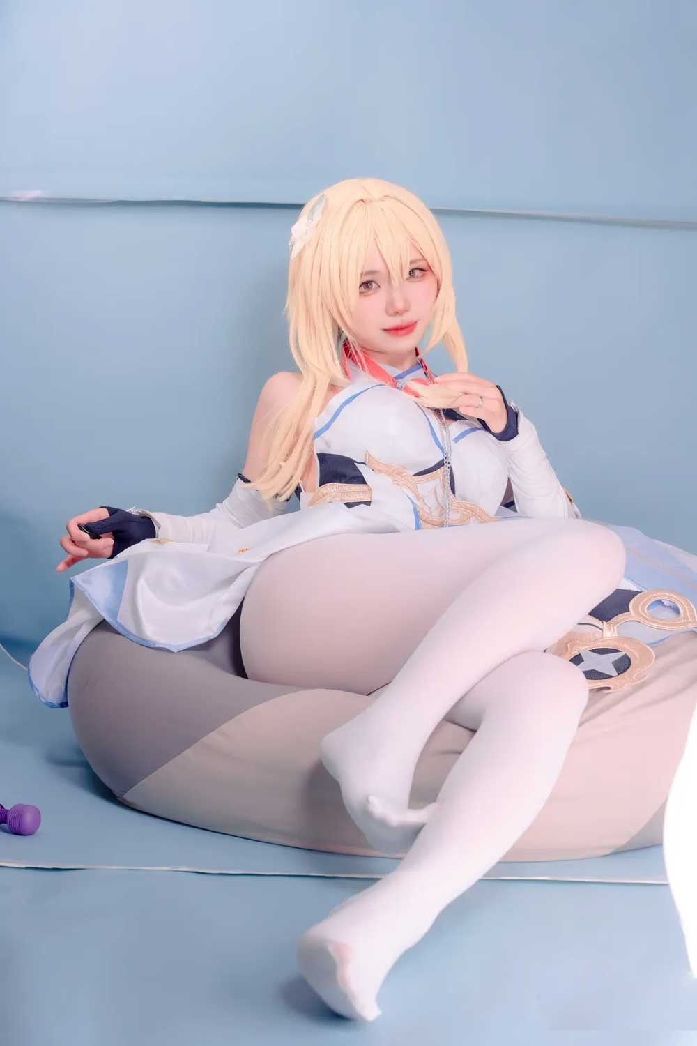 Lumine Cosplay photo set in Genshin Impact full of innocence in pure white outfit