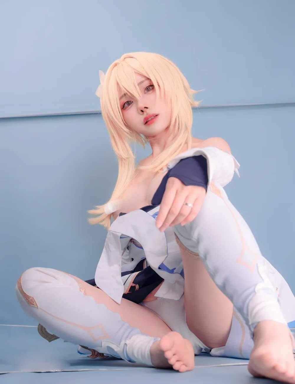 Lumine Cosplay photo set in Genshin Impact full of innocence in pure white outfit