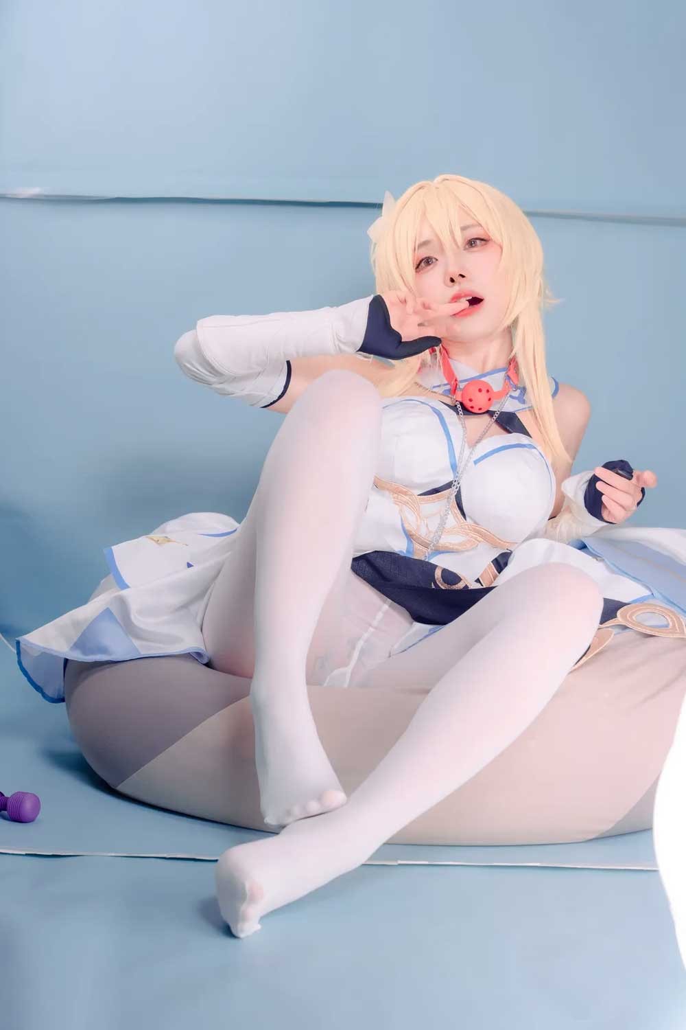 Lumine Cosplay photo set in Genshin Impact full of innocence in pure white outfit