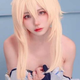 Cosplay photos of Lumine in Genshin Impact in pure white outfit