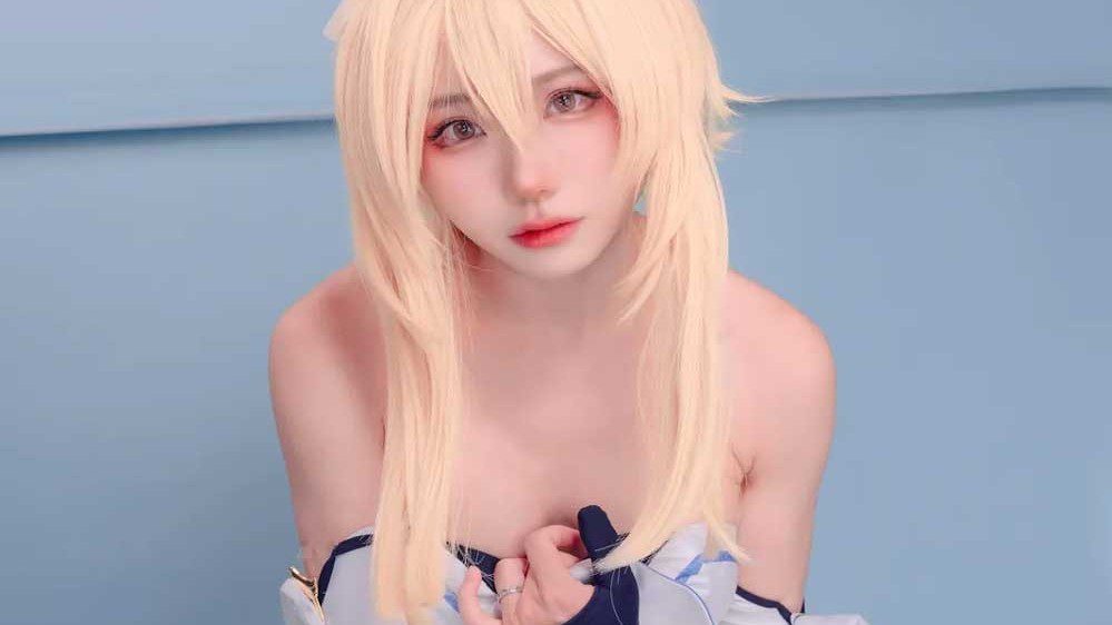 Cosplay photos of Lumine in Genshin Impact in pure white outfit