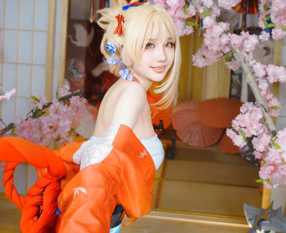 Yoimiya Cosplay photo set in Genshin Impact makes viewers unable to get hotter