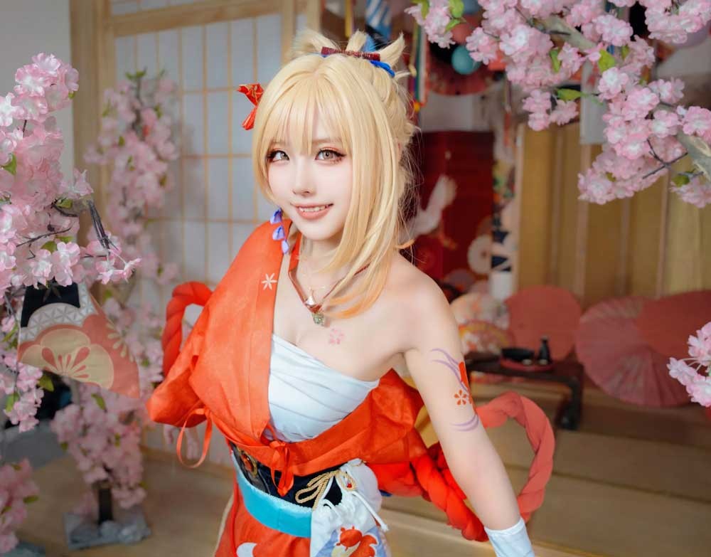 Yoimiya Cosplay photo set in Genshin Impact makes viewers unable to get hotter