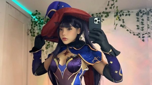 Popular hot girl on “only fans” cosplays Mona