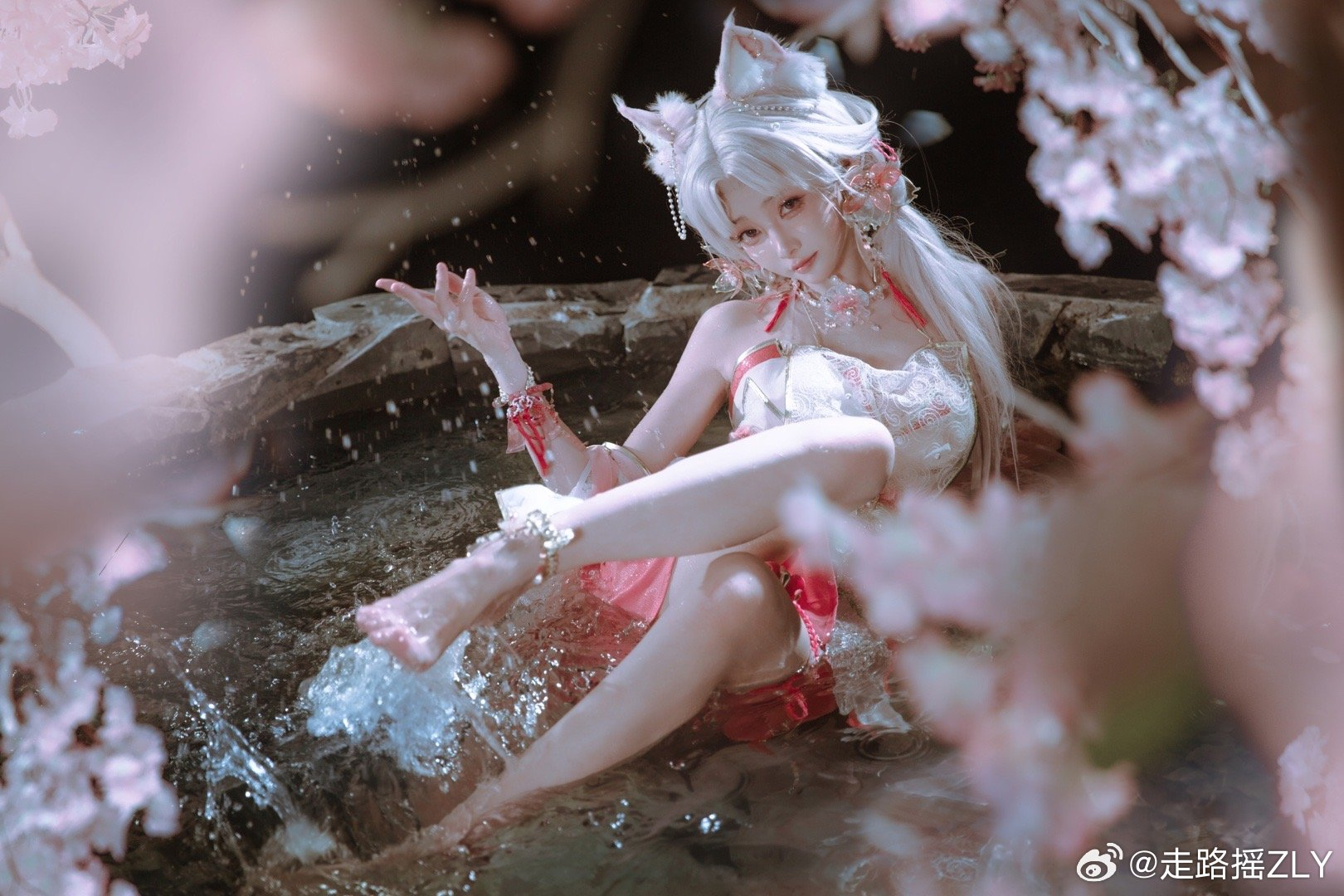 Who is the female cosplayer YinLin who makes fans enchanted and unable to sit still every time she appears?