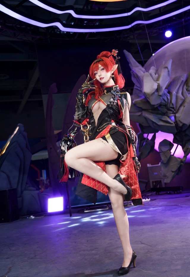 Who is the female cosplayer YinLin who makes fans enchanted and unable to sit still every time she appears?