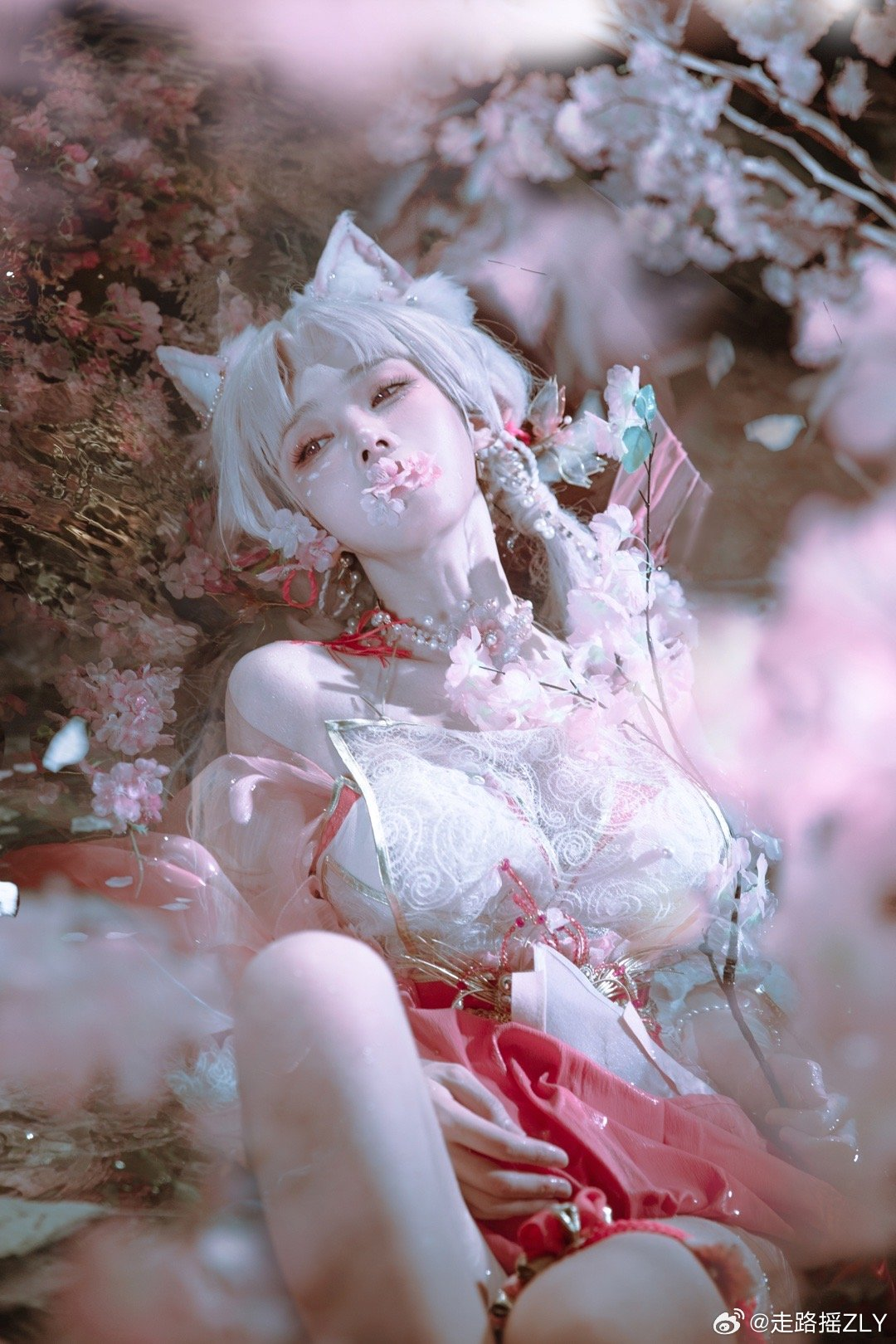 Who is the female cosplayer YinLin who makes fans enchanted and unable to sit still every time she appears?