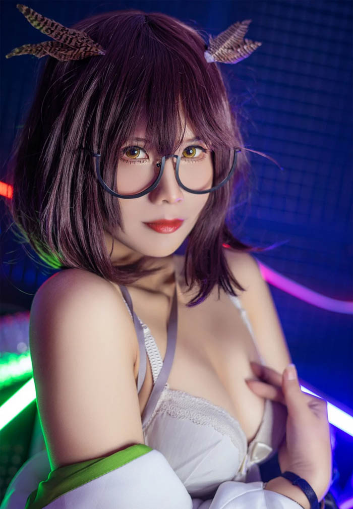 Cosplay photo set of Silence the owl-human hybrid with a plump bust in Arknights