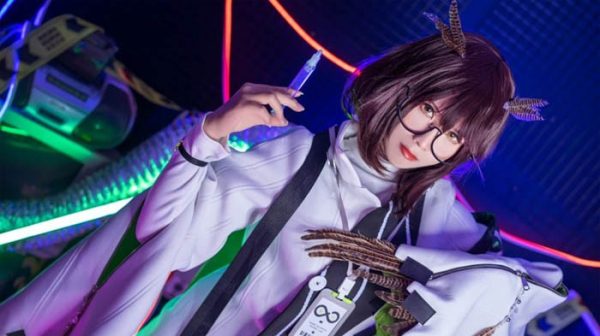 Dazzled by the cosplay photo of the Great Horned Owl from Arknights