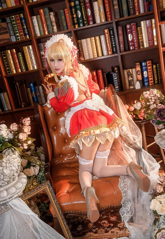 Cosplay photo set of Nero Claudius from Fate Grand Order in the most standard version