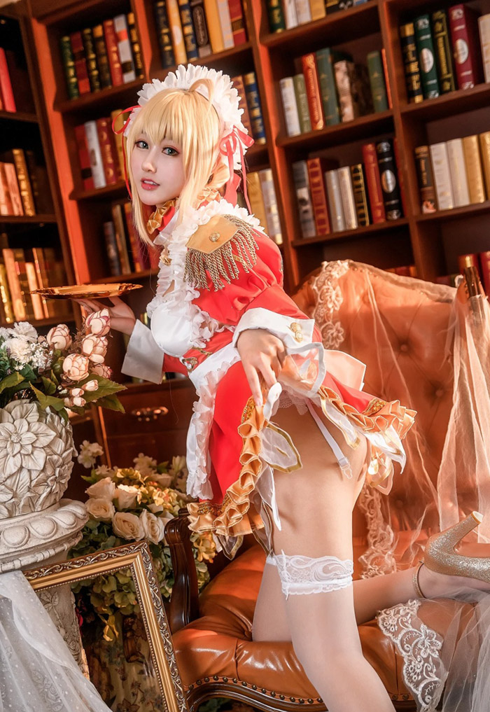 Cosplay photo set of Nero Claudius from Fate Grand Order in the most standard version