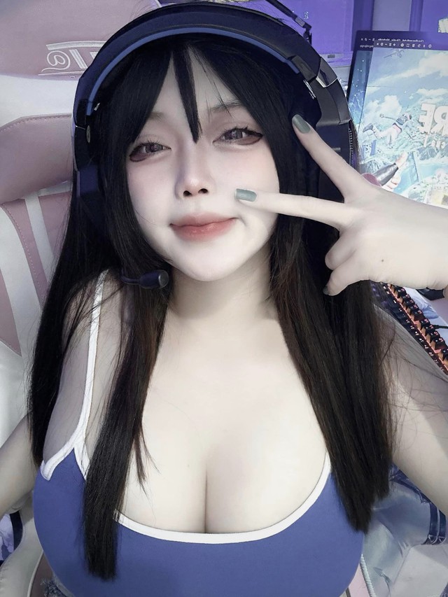 Female gamer cosplaying Monkey D. Luffy shows off 