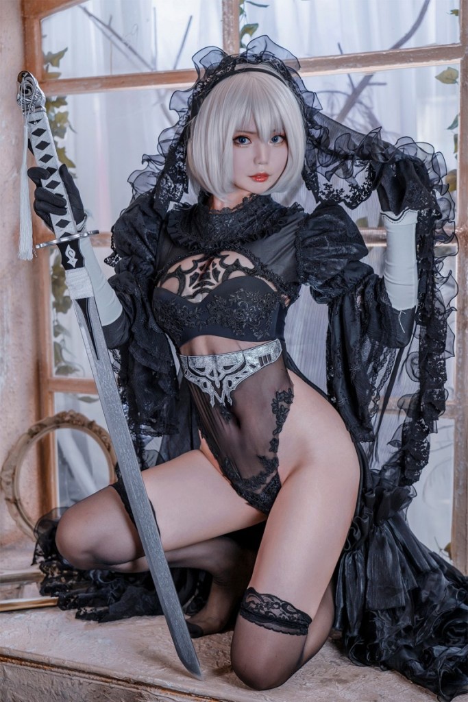 Cosplay photo set of 2B in NieR: Automata with sharp Yin and Yang version