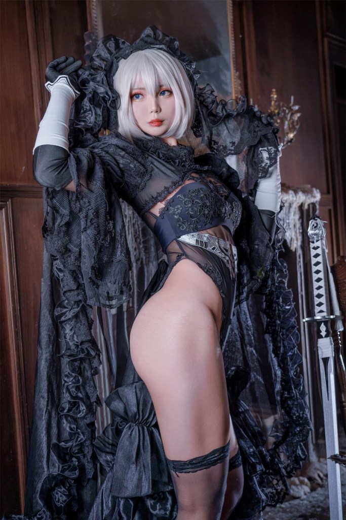 Cosplay photo set of 2B in NieR: Automata with sharp Yin and Yang version