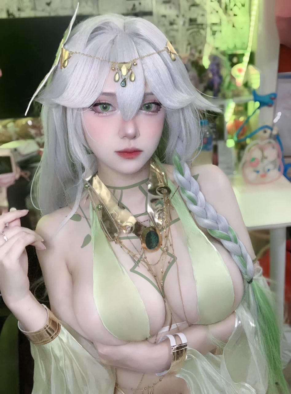 Hot cosplayer releases 'fertile' past photos