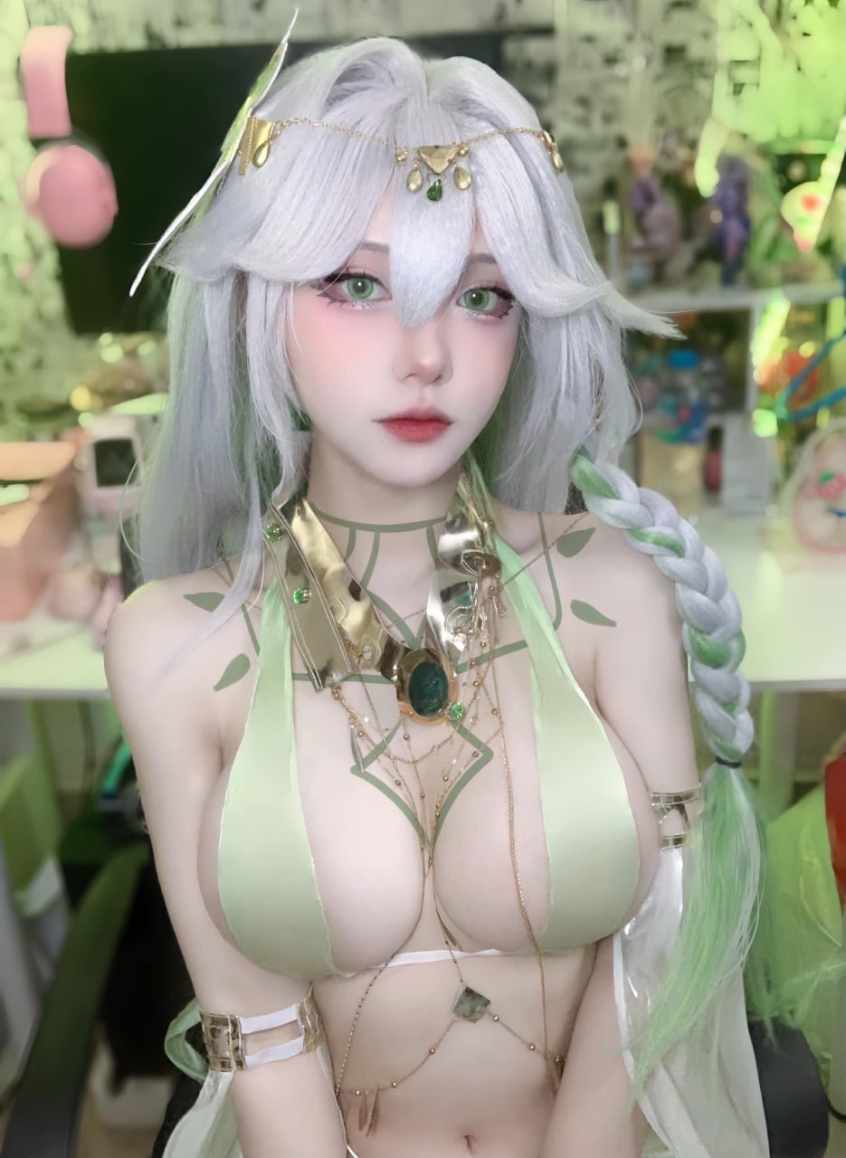 Hot cosplayer releases 'fertile' past photos