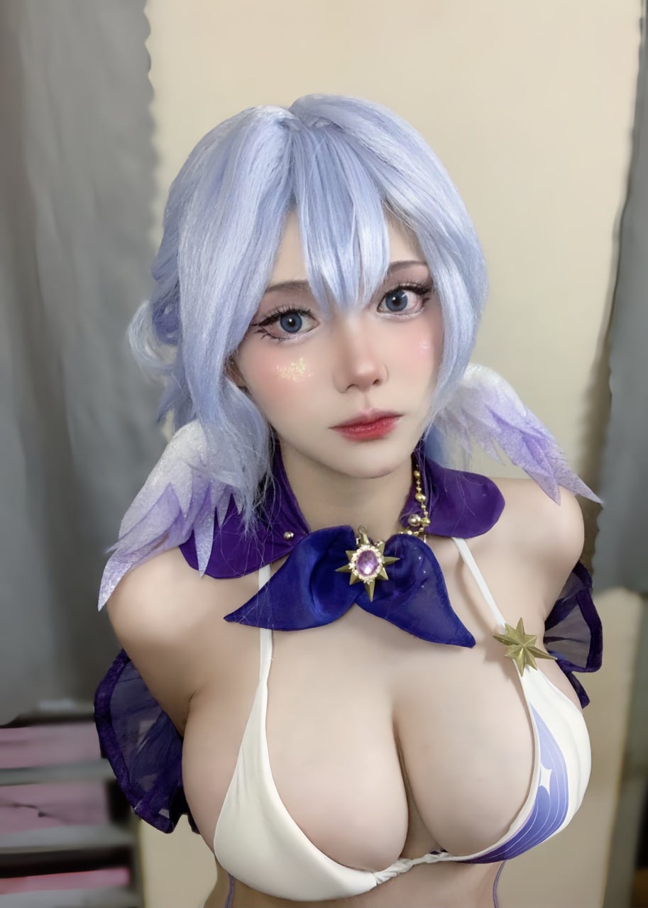 Hot cosplayer releases 'fertile' past photos