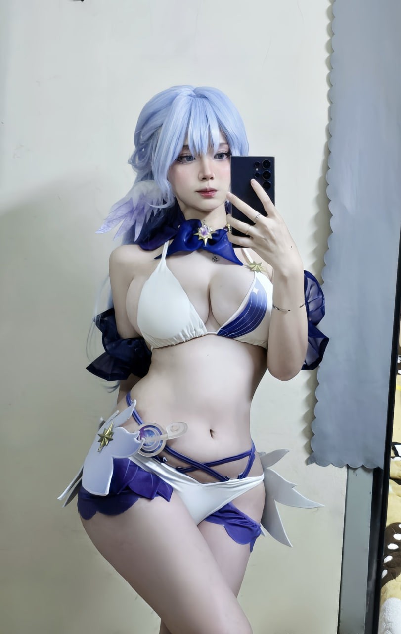 Hot cosplayer releases 'fertile' past photos