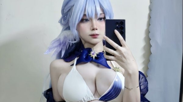 Hot cosplayer releases ‘fertile’ past photos