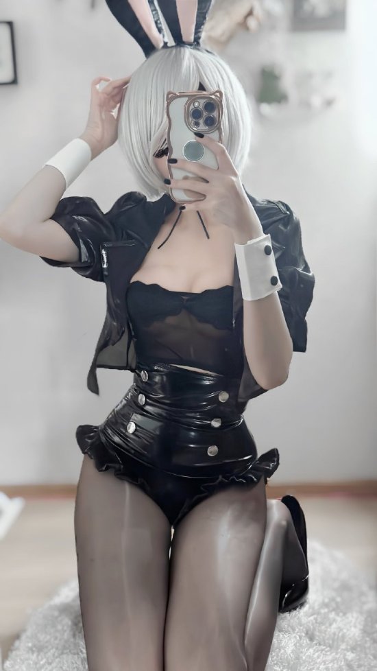 The community is in an uproar with a series of cosplay photos of 2B that 'burned' fans' eyes because they were so hot.