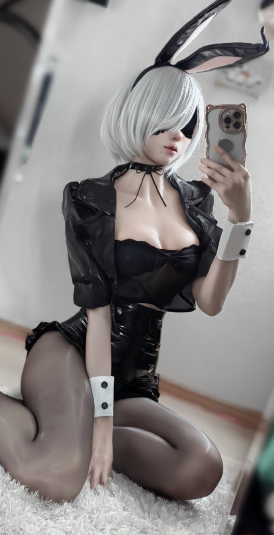 The community is in an uproar with a series of cosplay photos of 2B that 'burned' fans' eyes because they were so hot.