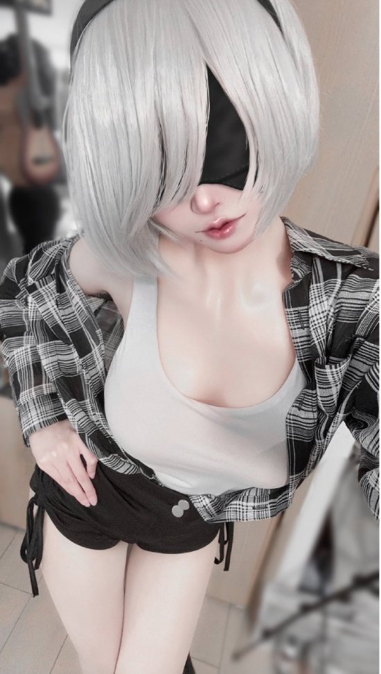 The community is in an uproar with a series of cosplay photos of 2B that 'burned' fans' eyes because they were so hot.