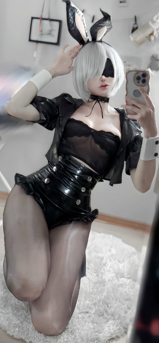 The community is in an uproar with a series of cosplay photos of 2B that 'burned' fans' eyes because they were so hot.