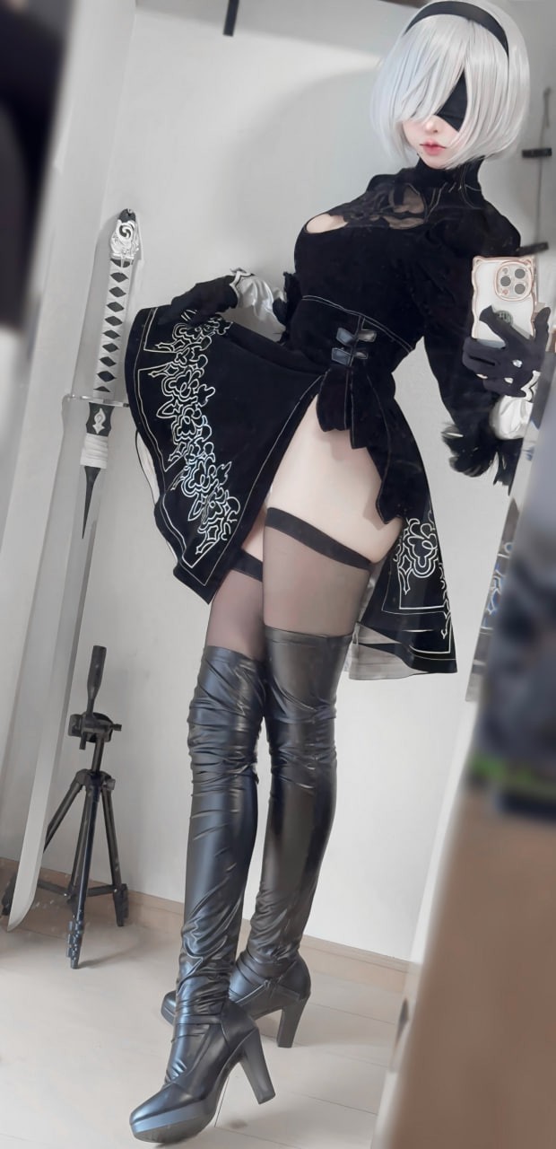 The community is in an uproar with a series of cosplay photos of 2B that 'burned' fans' eyes because they were so hot.